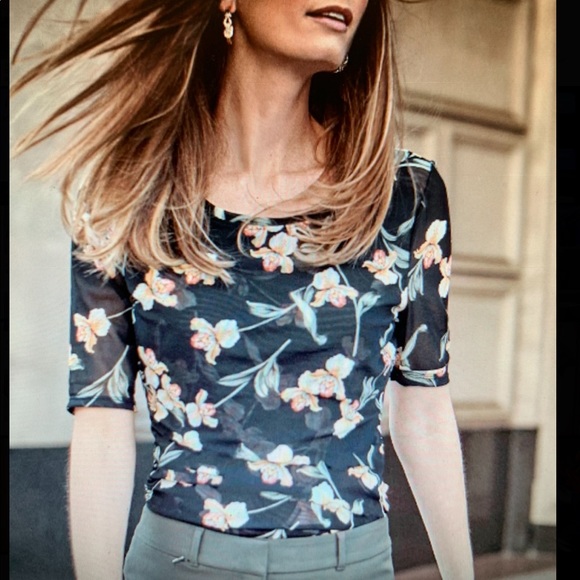 White House Black Market Tops - WHITE HOUSE BLACK MARKET SHIRRED SIDE FLORAL TOP SIZE MEDIUM NWT!